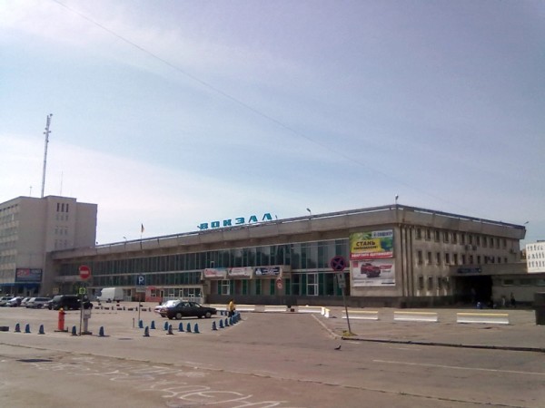 НА КОНТРОЛІ: тротуари на привокзальній площі, вул. Проскурівська, 90-92 Контроль